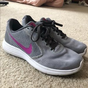 women’s NIKE revolutions size 6.5!! nearly perfect